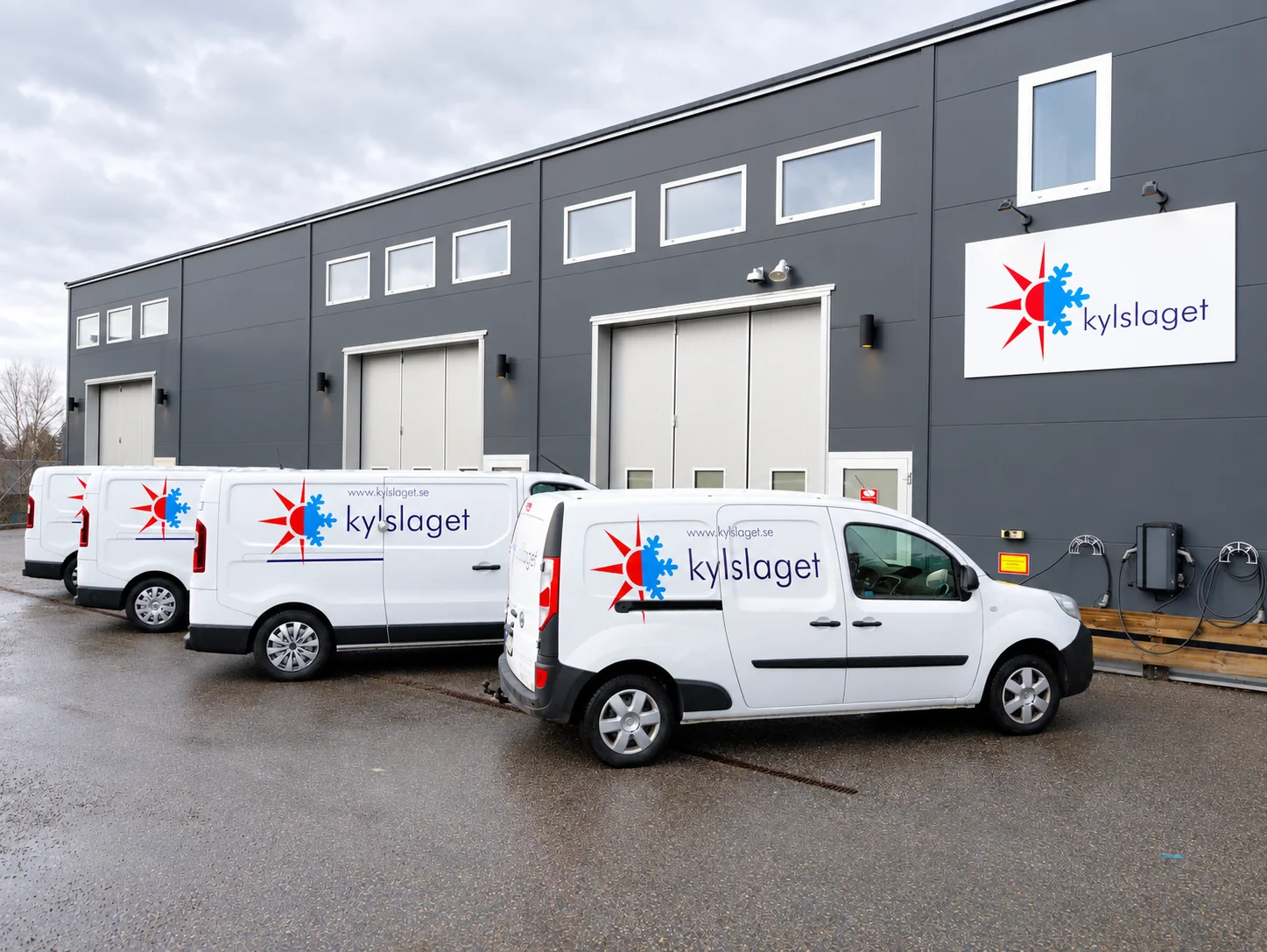 Kylslagets servicebilar utanför kontoret i Vallentuna