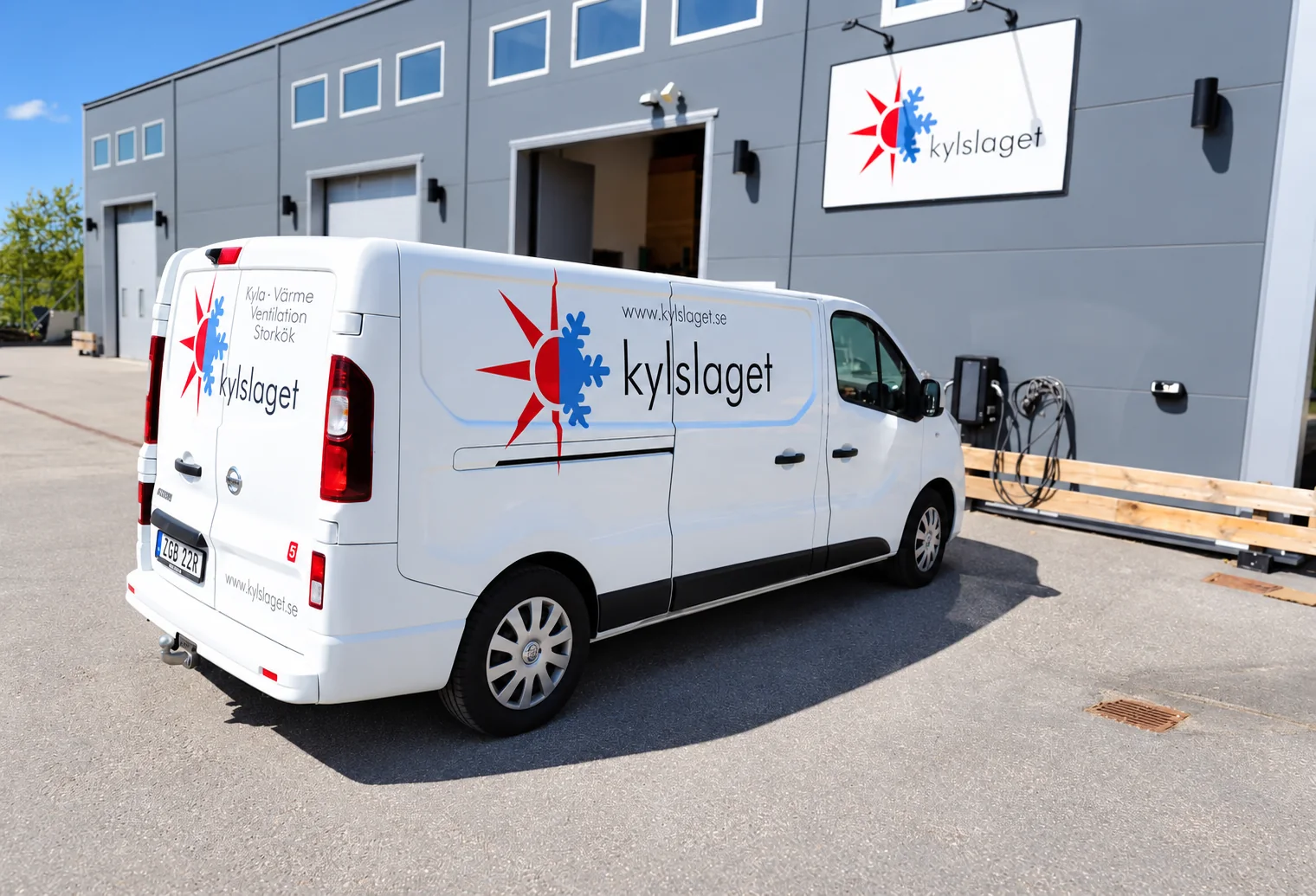 Kylslagets servicebil utanför företagets lokaler